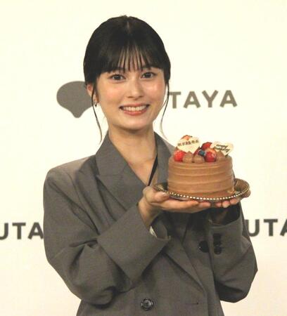 　誕生日ケーキを見せる大久保桜子