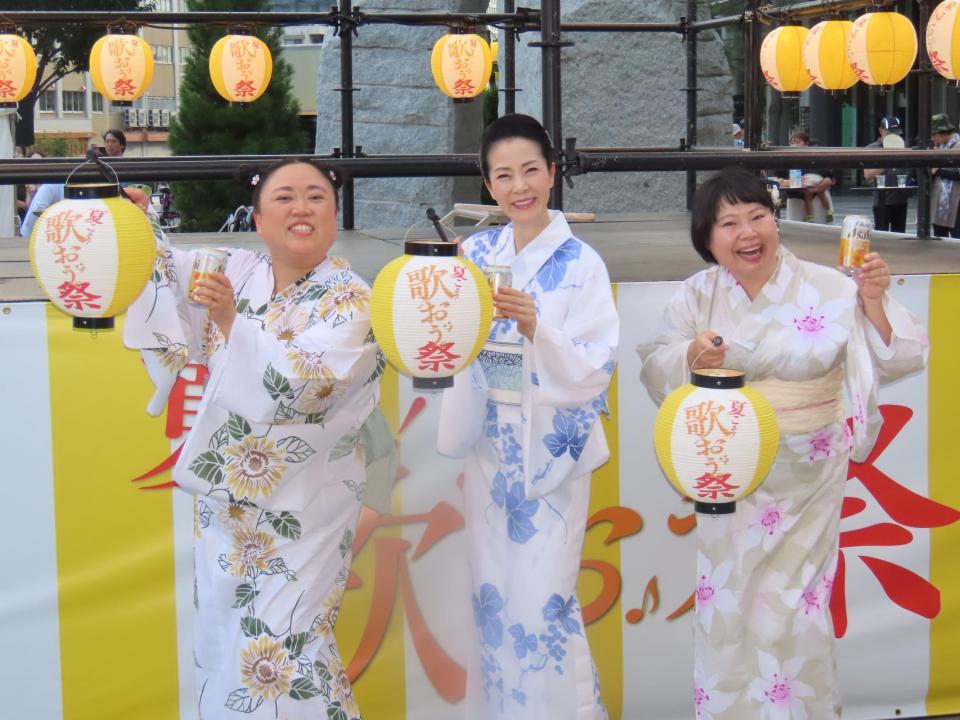 　イベントに登場した（左から）ニッチェの江上敬子、坂本冬美、ニッチェの近藤くみこ＝東京スカイツリー