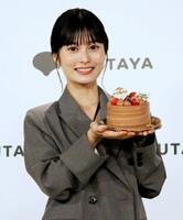 　誕生日ケーキを見せる大久保桜子