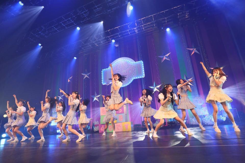 　全力パフォーマンスで魅了するＡＫＢ４８　©ＡＫＢ４８