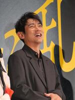 　満面の笑みを見せる小泉孝太郎