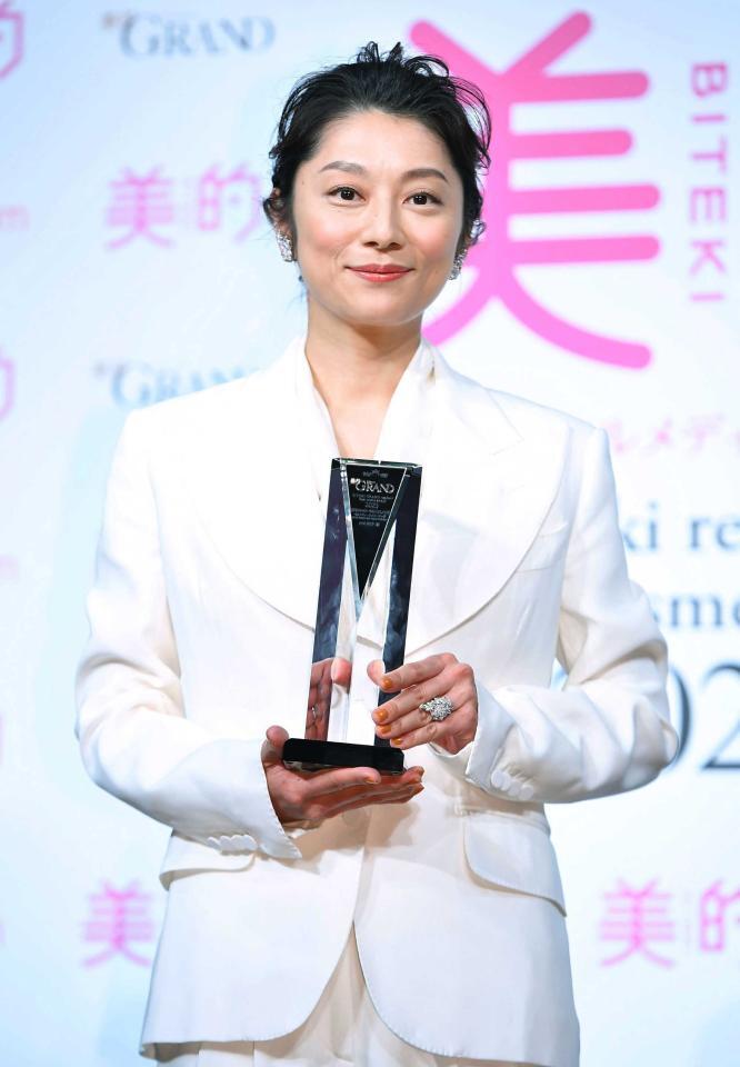 　２０２３美的ベストコスメ大賞ベストビューティウーマンに輝いた小池栄子（２０２３年１２月撮影）