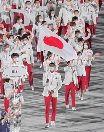 　東京五輪の開会式で、旗手を務める八村塁（手前）を先頭に入場する日本選手団