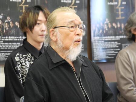 　会見に出席した横内正