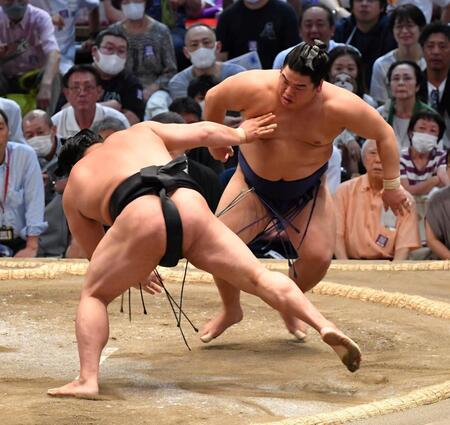 　若元春（左）を引き落としで下した平戸海（撮影・持木克友）