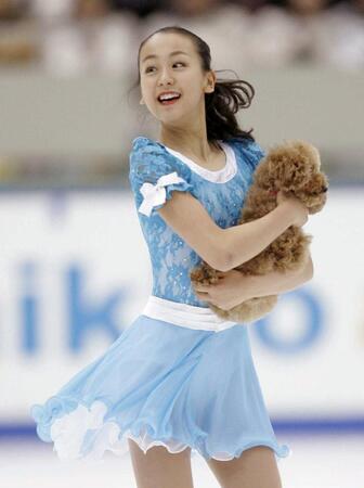 　愛犬のエアロを抱いて演技する浅田真央さん（共同）＝撮影２０１７年