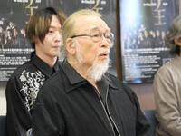 　会見に出席した横内正