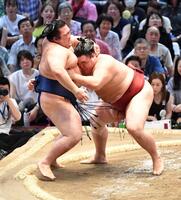 　豪ノ山（左）を押し出しで破った隆の勝（撮影・持木克友）