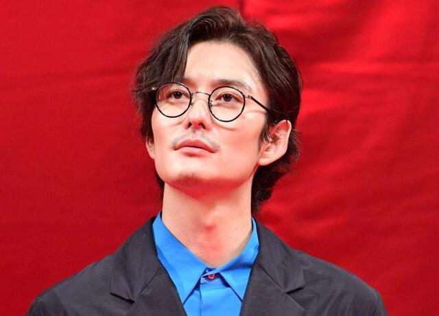 虎に翼」岡田将生、日曜日の私服姿も眼福 格子柄シャツに麻雀本でも