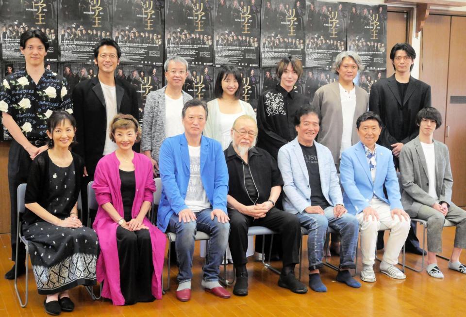 　会見に出席した（前列左から）大沢逸美、一色采子、大鶴義丹、横内正、三浦浩一、笠井信輔、杉江大志（後列同）青木玄徳、宮原奨伍、小宮孝泰、浜崎香帆、櫻井圭登、小山晶士、松田幸樹