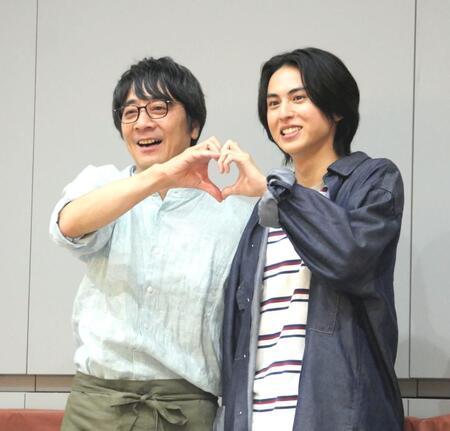 　恥じらいつつハートのポーズで撮影に応じた山崎まさよし（左）と酒井大成