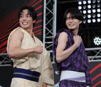 　筋肉を見せる羽谷勝太（左）と杢代和人