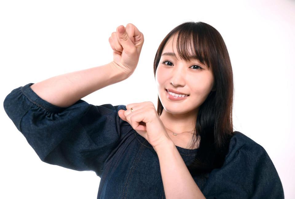 　馬をイメージした「がんばりき」ポーズを決める菅井友香（撮影・堀内翔）