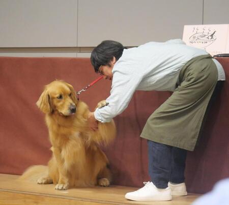 　ドラマで共演する山崎まさよし（右）の言うことをしっかりと聞く犬のライズ