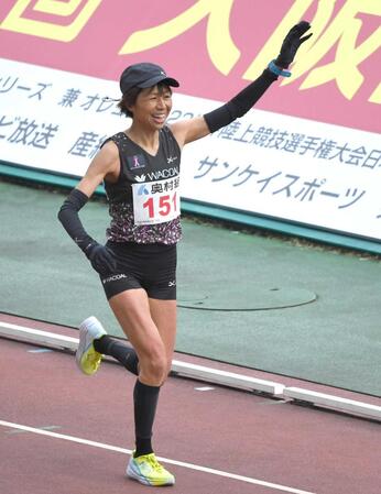 　大阪国際女子マラソンでスタンドに向かって手を挙げる福士加代子＝２０２２年１月