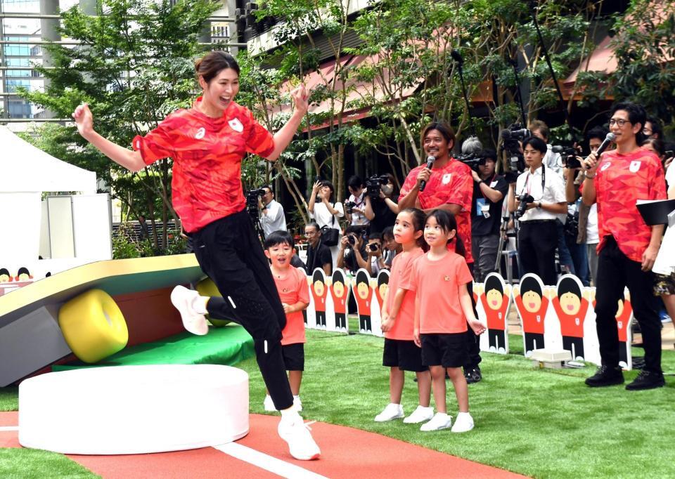 　アスレチックに挑戦する木村沙織さん（左）＝撮影・佐藤厚