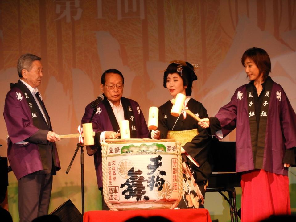 　イベントの鏡開きを行った伍代夏子（右から二番目）と駆けつけた高島礼子（右）