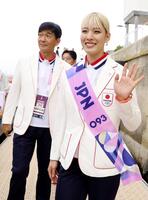 　セーヌ川で行われるパリ五輪の開会式に臨む旗手の江村美咲＝２６日、パリ（提供・ゲッティ＝共同通信社）