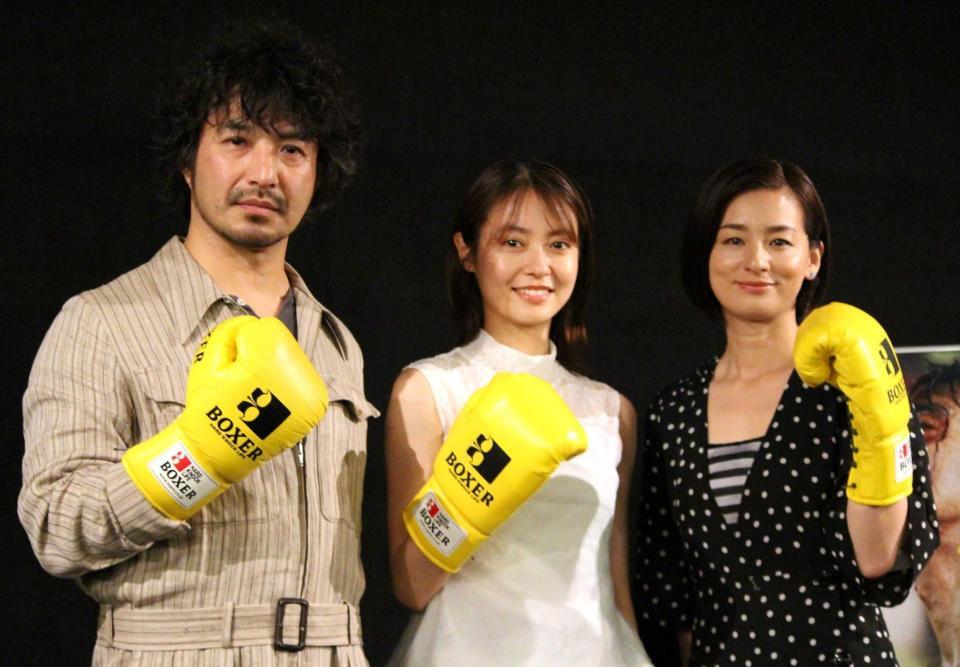 　黄色のグローブをはめて撮影する（左から）結城貴史、田辺桃子、尾野真千子