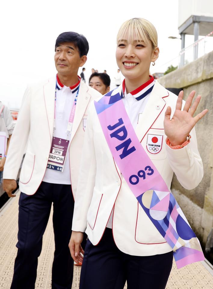 　セーヌ川で行われるパリ五輪の開会式に臨む旗手の江村美咲＝２６日、パリ（提供・ゲッティ＝共同通信社）