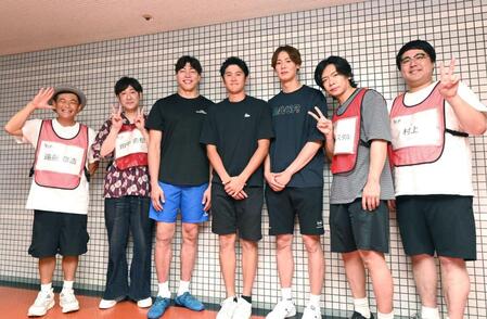 　（左から）ココリコの遠藤章三と田中直樹、大阪ブルテオンの清水邦広、中村駿介、永露元稀、マヂカルラブリーの野田クリスタルと村上（撮影・高部洋祐）