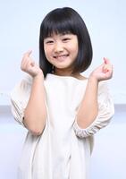 　かわいらしくポーズを決める竹澤咲子（撮影・棚橋慶太）