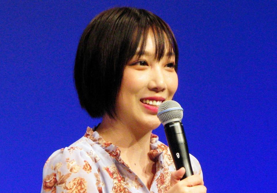 ざわちん 珍しいノーマスク姿＆美肩出しドレスに「女神やん