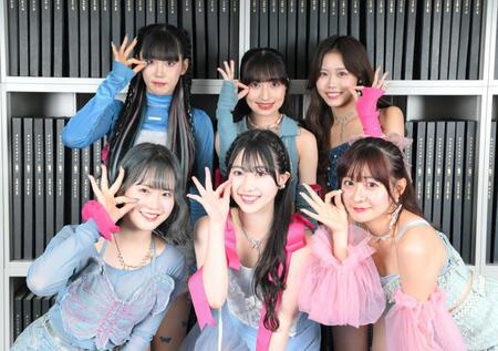 　デイリースポーツに来社し、新曲「ＣＡＮＤＹ　ＴＯＷＥＲ」をＰＲしたＳＡＫＵＲＡ　ＧＲＡＤＵＡＴＩＯＮ。（前列左から）Ｈｉｔｏｍｉ、Ａｏｉ、Ｍｉｒｅｉ、（後列同）Ｌｉｌｉ、Ａｉｒａ、Ａｎｏｎ（撮影・伊藤笙子）