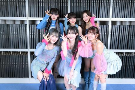 　デイリースポーツに来社し、新曲「ＣＡＮＤＹ　ＴＯＷＥＲ」をＰＲしたＳＡＫＵＲＡ　ＧＲＡＤＵＡＴＩＯＮ。（前列左から）Ｈｉｔｏｍｉ、Ａｏｉ、Ｍｉｒｅｉ、（後列同）Ｌｉｌｉ、Ａｉｒａ、Ａｎｏｎ（撮影・伊藤笙子）