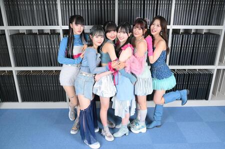 　デイリースポーツに来社し、新曲「ＣＡＮＤＹ　ＴＯＷＥＲ」をＰＲしたＳＡＫＵＲＡ　ＧＲＡＤＵＡＴＩＯＮ。（左から）Ｌｉｌｉ、Ｈｉｔｏｍｉ、Ａｉｒａ、Ａｏｉ、Ｍｉｒｅｉ、Ａｎｏｎ（撮影・伊藤笙子）