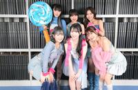 　デイリースポーツに来社し、新曲「ＣＡＮＤＹ　ＴＯＷＥＲ」をＰＲしたＳＡＫＵＲＡ　ＧＲＡＤＵＡＴＩＯＮ。（前列左から）Ｈｉｔｏｍｉ、Ａｏｉ、Ｍｉｒｅｉ、（後列同）Ｌｉｌｉ、Ａｉｒａ、Ａｎｏｎ（撮影・伊藤笙子）