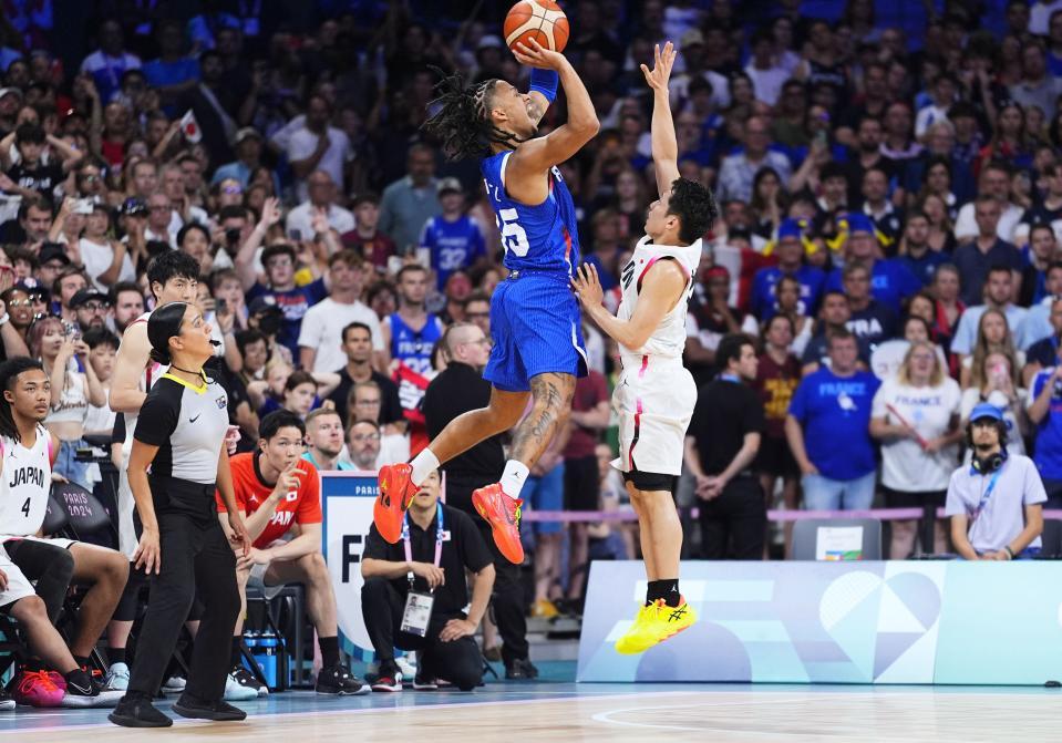 　第４Ｑ終了間際に波紋を呼んだ河村勇輝（右）の微妙な判定＝３０日、リール（提供・共同通信社）