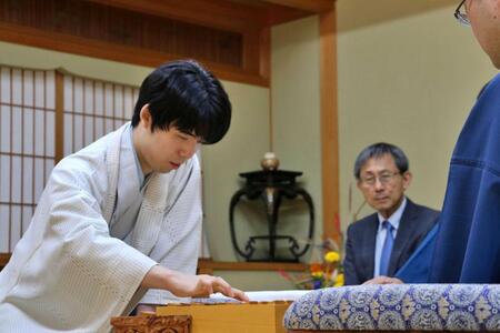 　対戦成績を２勝１敗とした藤井聡太王位（左）＝日本将棋連盟提供