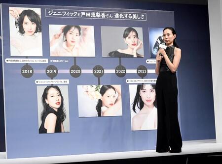 　自身の写真を見ながら「ジェニフィック」との６年間を振り返る戸田恵梨香（撮影・佐藤厚）