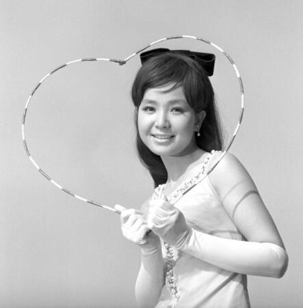 　ポーズをとる園まりさん＝１９６６年