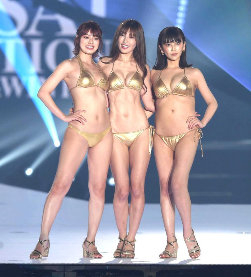 　金メダルビキニで登場した（左から）藤田いろは、熊田曜子、椎菜貴妃（撮影・石井剣太郎）