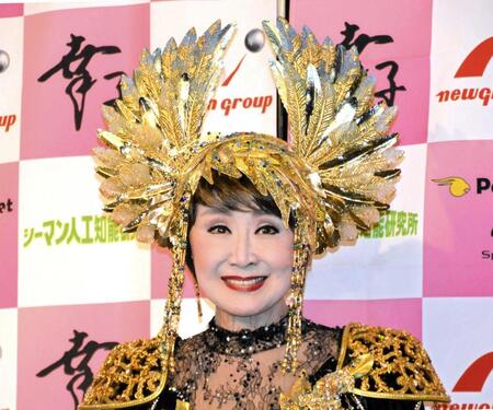 　ゴールド衣装で登場した小林幸子