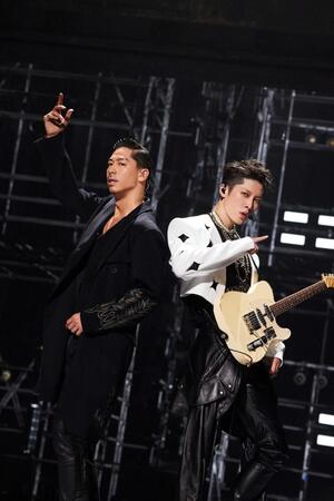 　中国でスペシャルユニットを結成したＥＸＩＬＥ　ＡＫＩＲＡ（左）とＭＩＹＡＶＩ