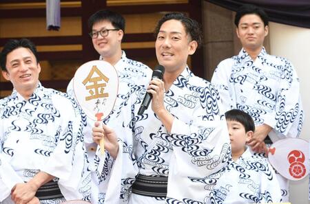 　あいさつをする中村勘九郎（中央）＝撮影・佐々木彰尚