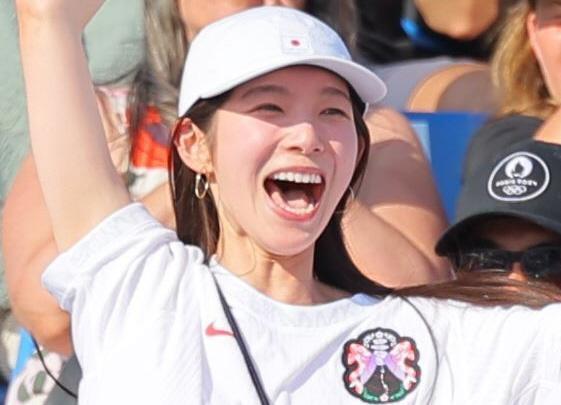 五輪スケボー中継映り込みで話題の25歳人気モデル パリ生活を続々