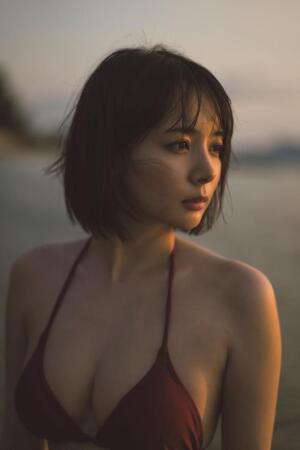 　メモリアル写真集を発売した岡田紗佳＝撮影：藤本和典