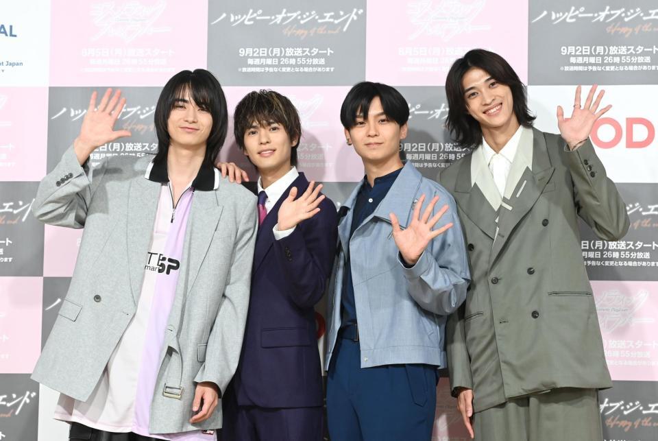 　イケメン４人が笑顔で手を振る。（左から）豊田裕大、奥野壮、沢村玲、別府由来（撮影・園田高夫）