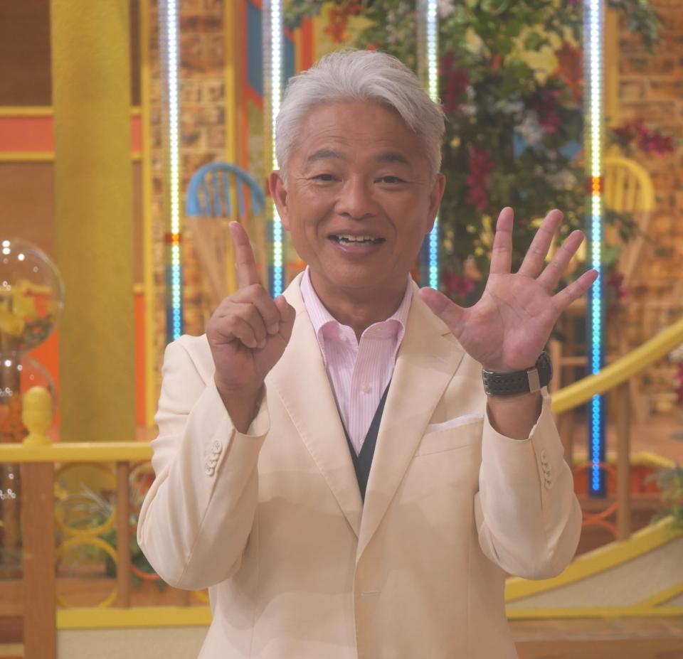 　ＭＣを務めるＴＢＳ系「ひるおび」が今年で15周年を迎えることを笑顔でアピールする恵俊彰