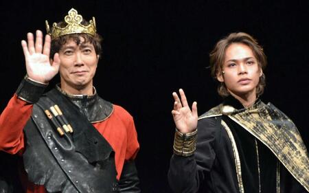 　初日会見に登場した佐々木蔵之介（左）と上田竜也