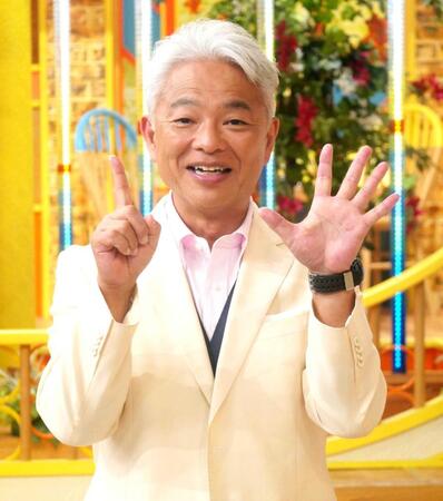 　笑顔で「１５周年」のポーズを取る恵俊彰