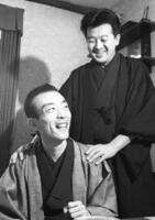 　真打ち昇進が決まった桂歌丸さん（左）を激励する桂米丸さん＝１９６８年１月