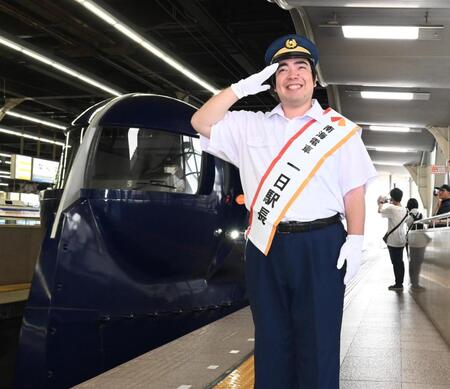 　空港特急「ラピート」と並んでポーズを決める徳永ゆうき（撮影・高部洋祐）