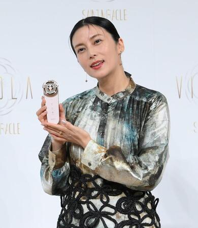 　エイジングケア美顔器「ＶＩ－ＯＬＡ」販売１周年記念イベントに登場した柴咲コウ（撮影・伊藤笙子）