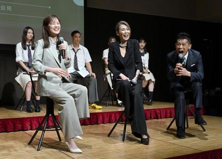 　柳沢慎吾（右）のトークに爆笑する（左から）生田絵梨花、萬田久子（撮影・棚橋慶太）