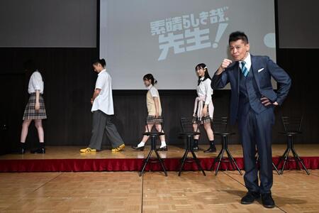 　制作発表会見後に独演会を行った柳沢慎吾（撮影・棚橋慶太）